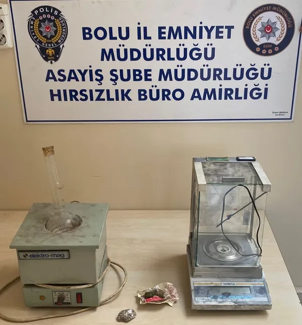 boluda-piskin-hirsizlar-soke-etti-11-villadan-2-milyonluk-soygun-yaptilar-sonra-da-girdikleri-evde-tavuk-pisir-1666772708673.jpg Bolu’da pişkin hırsızlar şoke etti! 11 villadan 2 milyonluk soygun yaptılar, sonra da girdikleri evde tavuk pişirdiler - 1