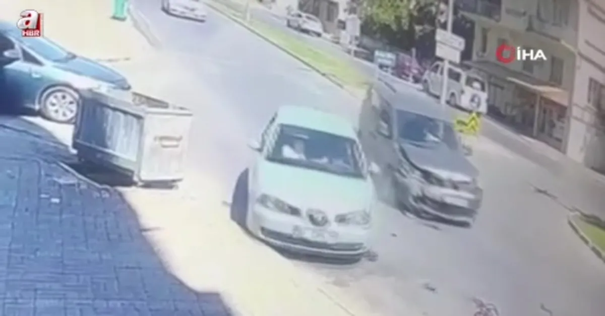 Hafif ticari araç ile otomobil çarpıştı