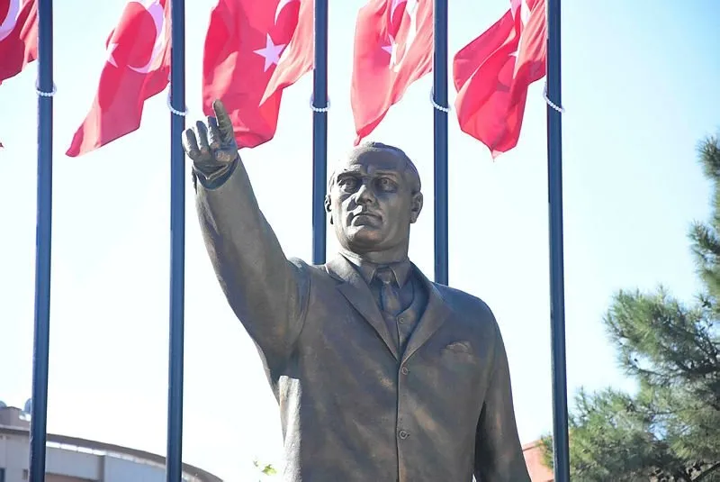 ataturk e benzemeyen heykel yenilendi