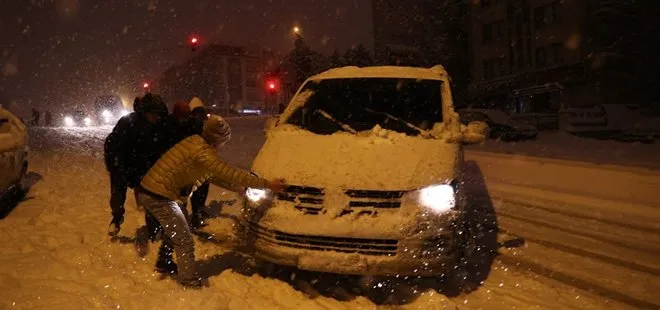 Ankara karlar altında Mansur Yavaş nerede? CHP’li belediyenin müdahalesi yetersiz! Vatandaş yollarda kaldı