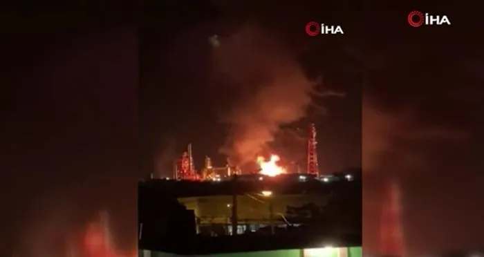 Son dakika: Meksika’da Pemex’e ait petrol rafinerisi alevlere teslim - 1