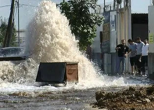 Sancaktepe’de İSKİ boruları patladı! Cadde trafiğe kapandı iş yerini su bastı