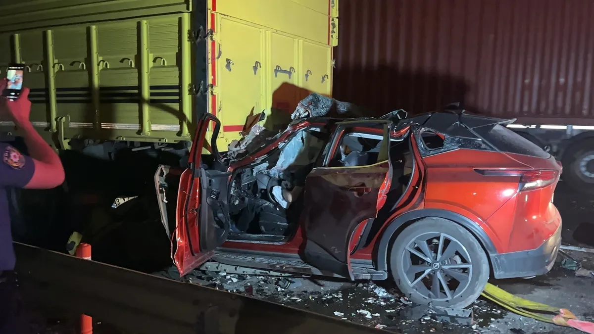 Cip kamyona ok gibi saplandı! Sürücü hayatını kaybetti