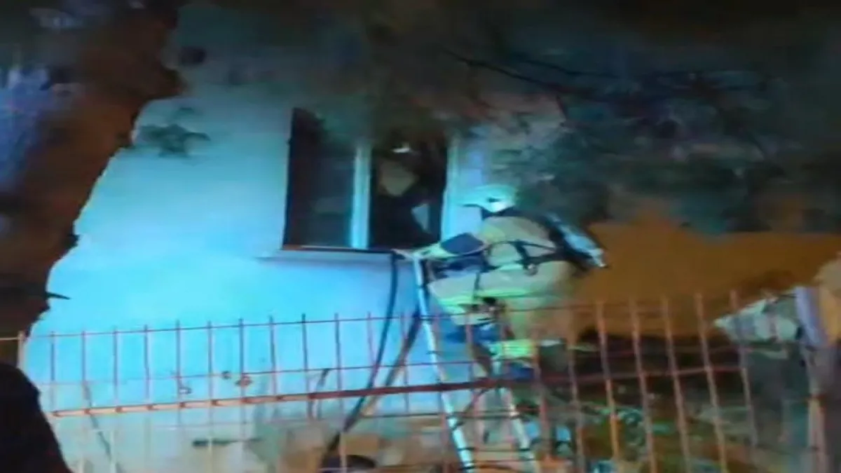 Bursa'da korkutan yangın: İtfaiye ekipleri camı kırıp içeri girdi