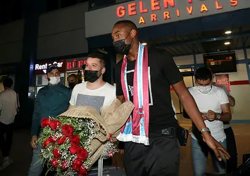 Trabzonspor'un yeni transferi Fode Koita Trabzon'a geldi! Golcü oyuncu çiçeklerle karşılandı
