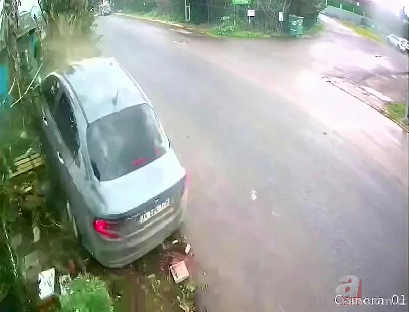 Parkta dinlenirken arabanın altında kaldı! Mucize kurtuluş kamerada 1