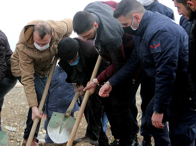 Babasının öldürdüğü anne ve iki kız kardeşinin cenazesine elinde kelepçeyle geldi
