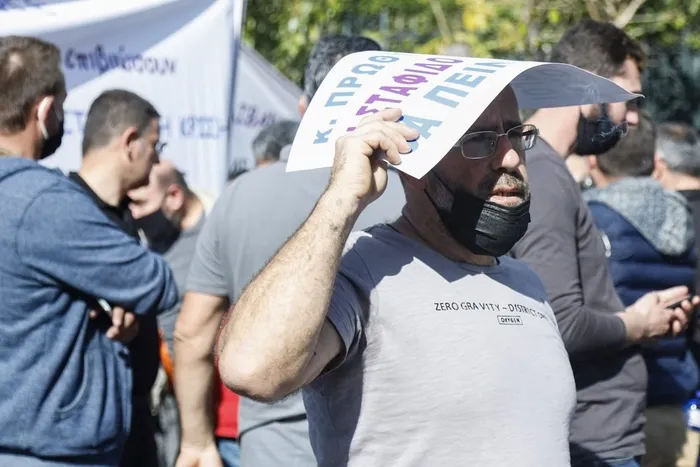 Yunanistan’da çiftçiler sokaklara döküldü