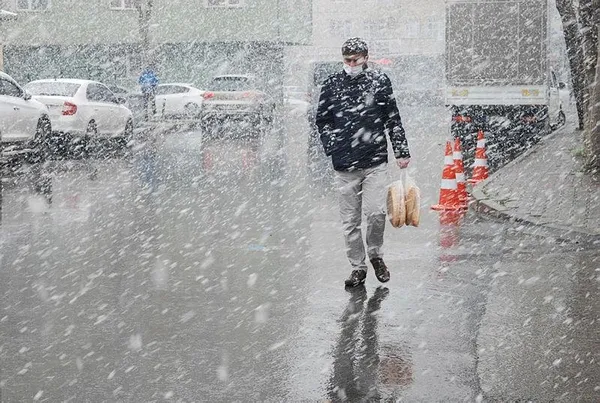 meteoroloji-yeni-hava-durumu-raporunu-yayinladi-istanbul-dahil-41-ile-sari-ve-turuncu-kodlu-uyari-istanbulda-k-1647671314589.jpeg Meteoroloji yeni hava durumu raporunu yayınladı! İstanbul dahil 41 ile sarı ve turuncu kodlu uyarı | İstanbul'da kar yağışı devam edecek mi? Trafiğe çıkmayın - 14
