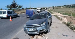 Otomobille öğrenci servisi çarpıştı!