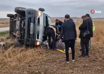 Kontrolden çıkan minibüs tarlaya devrildi