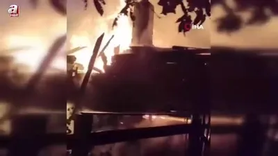 Alevlerin sardığı ahşap ev tamamen yandı