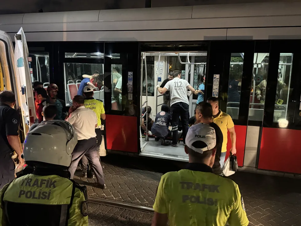 zeytinburnunda-feci-olay-iki-tramvay-kafa-kafaya-carpisti-cok-sayida-ekip-olay-yerinde-1787943632669.jpg Zeytinburnu’nda feci olay: İki tramvay kafa kafaya çarpıştı: 9 yaralı - 1