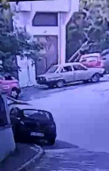 istanbulda-hirsizlar-soygun-icin-tirmandiklari-merdiveni-de-caldilar-1651562334408.jpg İstanbul'da hırsızlar soygun için tırmandıkları merdiveni de çaldılar - 2