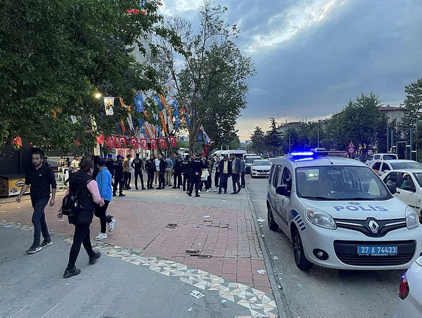 Gaziantep’te CHP’lilerin AK Parti otobüsüne saldırı anı görüntüleri ortaya çıktı! Başkan Erdoğan yaralılarla görüştü