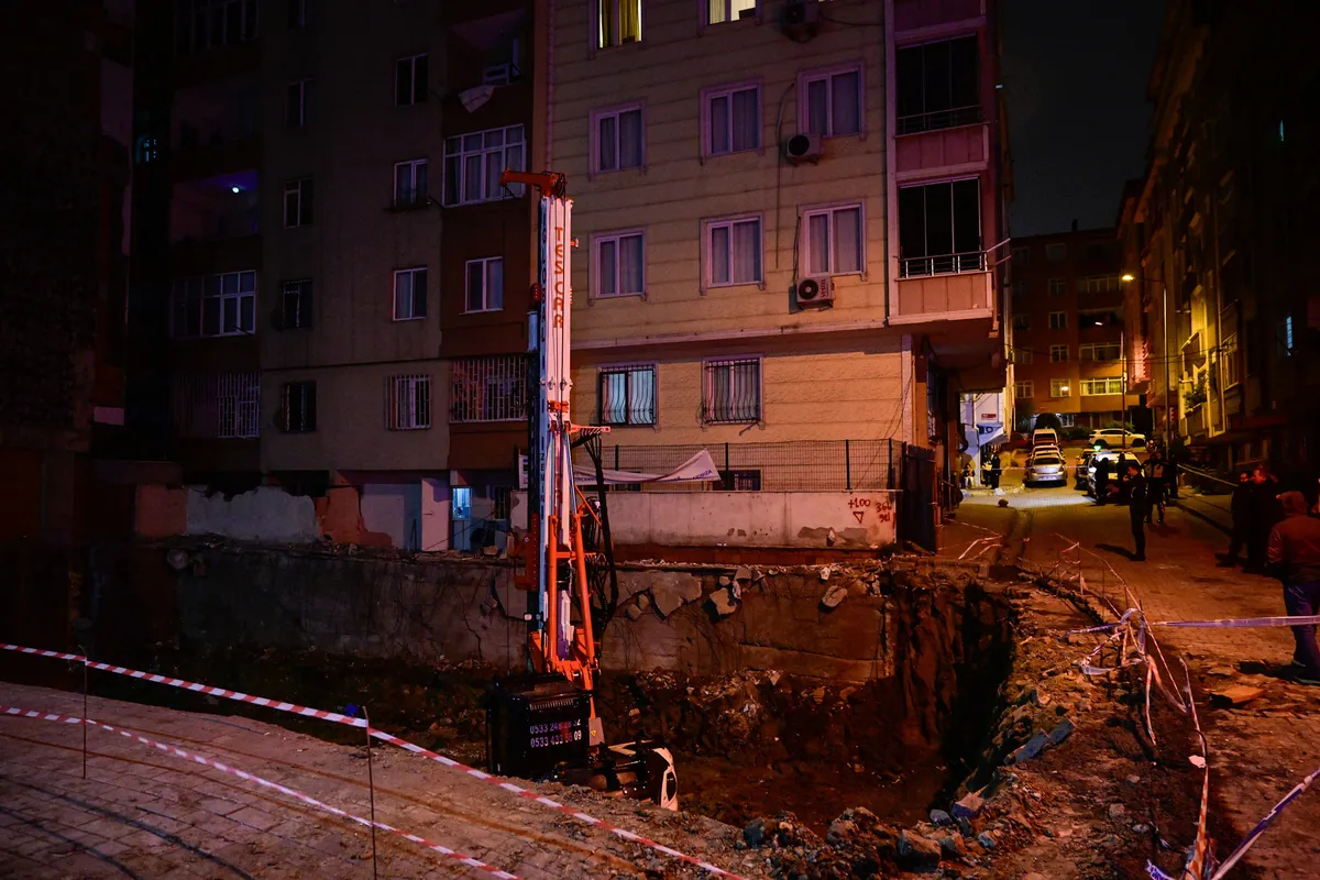 1793068144594.jpg Bahçelievler'de gece yarısı korku dolu anlar! İstinat duvarı çöktü: 2 bina tahliye edildi - 1