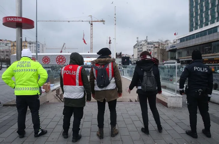 taksimde-yilbasi-icin-guvenlik-onlemleri-alindi-1577805349213.jpg