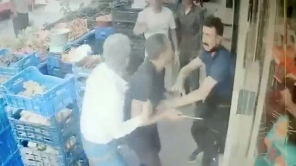 Pazarda dehşet! Bıçakladı, tekmeledi, yumrukladı