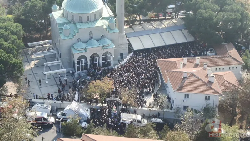 Türk tiyatrosunun usta ismi Yıldız Kenter son yolculuğuna uğurlandı 4