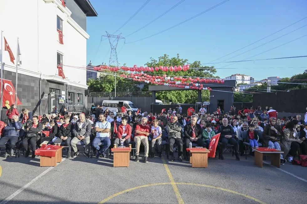 istanbulda-vatandaslar-a-milli-futbol-takimina-destek-icin-meydanlari-doldurdu-1781416321672.jpeg İstanbul'da vatandaşlar A Milli Futbol Takımı'na destek için meydanları doldurdu - 1