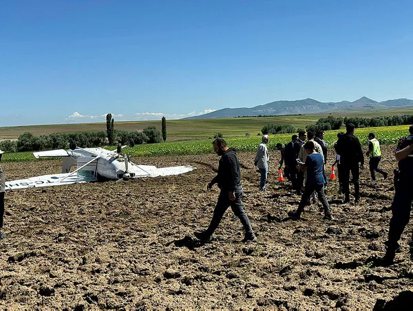 Son dakika | Aksaray'da eğitim uçağı düştü! Pilotlardan iyi haber - 5