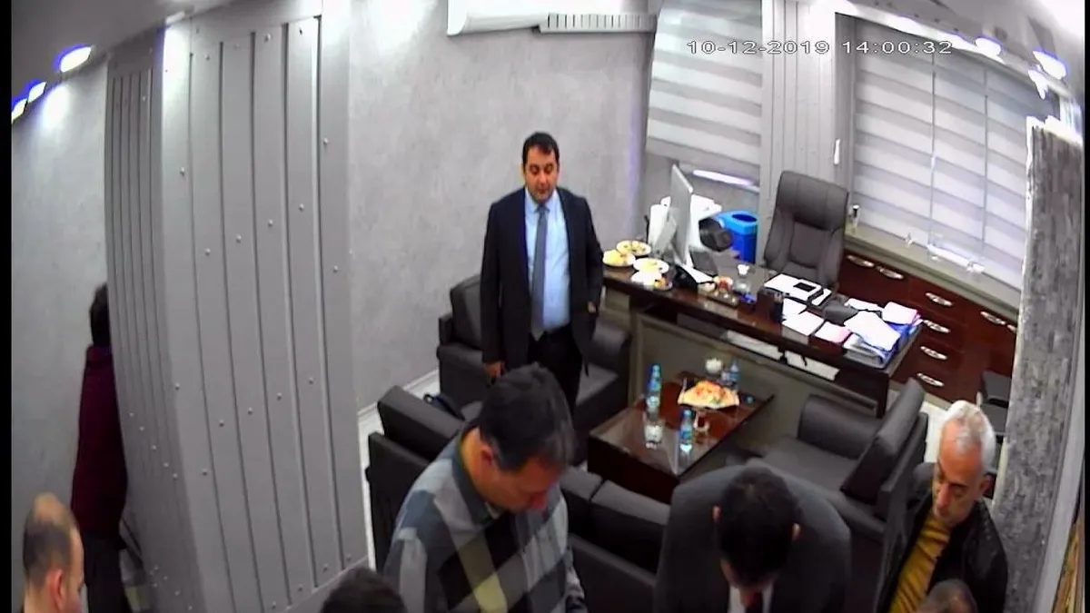 CHP'deki "para kuleleri" görüntülerinde Onur Öksel apar topar izne çıktı! Kara para skandalında yeni görüntü! Bazı çantalar...