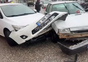 Ceylanpınar’da 2 otomobil çarpıştı