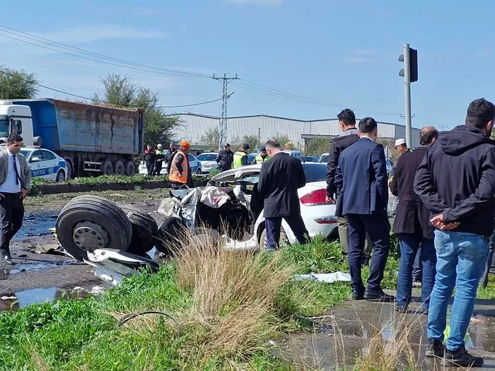 1711454233833.jpeg Hatay'da katliam gibi kaza! Tır karşı şeride geçti otomobili altına aldı: 6 ölü, 1 yaralı - 1