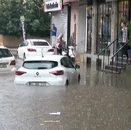 İstanbul’u sağanak vurdu! Yollar göle döndü, araçlar sulara gömüldü | Eminönü’nde dükkanları su bastı | Beykoz’da istinat duvarı çöktü