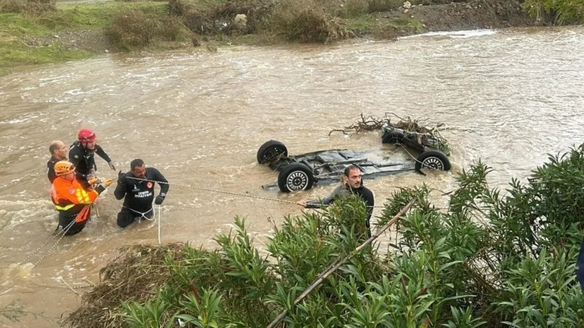 İzmir Foça’yı sel vurdu! 70 yaşındaki Bülent Kaptanoğlu her yerde aranıyor! AFAD Başkanı Pehlivan A Haber’de İzmir Foça’yı sel vurdu! 70 yaşındaki Bülent Kaptanoğlu her yerde aranıyor! AFAD Başkanı Pehlivan A Haber’de