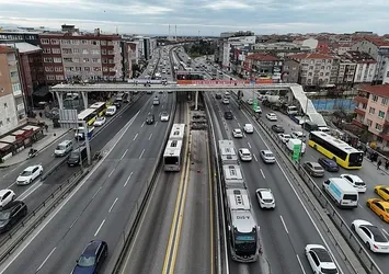 İBB ekipleri haber vermeden Beşyol Metrobüs Durağı'nı kapattı vatandaş isyan etti