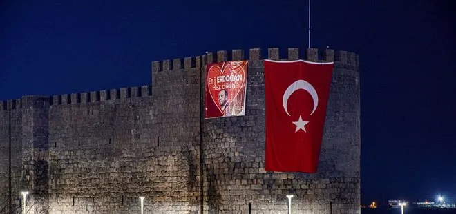 Diyarbakır Kalesi’ne Kürtçe Biz Erdoğan’ı seviyoruz pankartı asıldı