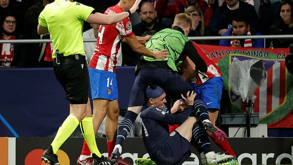 Atletico Madrid-Manchester City maçında gergin anlar! Saha karıştı! Ortaya ilginç görüntüler çıktı
