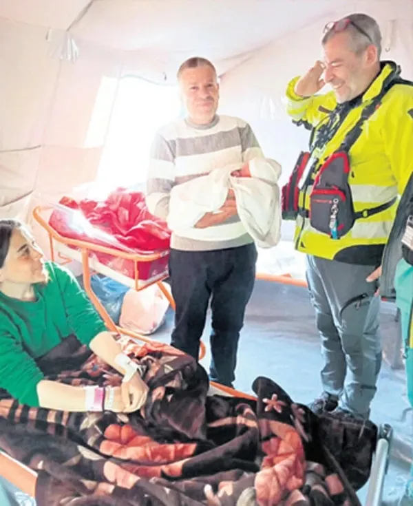 asrin-felaketinde-antakyaya-yardima-gelen-doktorlar-fotograf-cekildi-vefanin-adi-sergio-1679465915678.jpeg Asrın felaketinde Antakya’ya yardıma gelen doktorlar fotoğraf çekildi! Vefanın adı Sergio! - 4