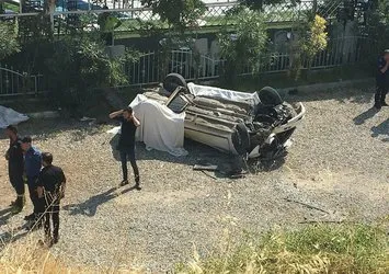 Kontrolden çıkan araç şarampole uçup takla attı: 2 ölü