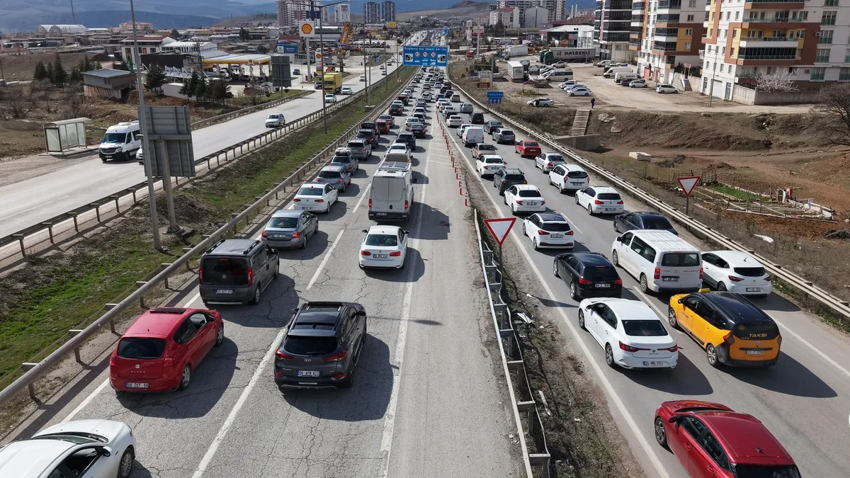 Bayram dönüşü çilesi! 43 ilin geçiş noktası Kırıkkale'de kilometrelerce kuyruk | A Haber'de çağrı: Acemi şoförler sol şeritten gitmesin