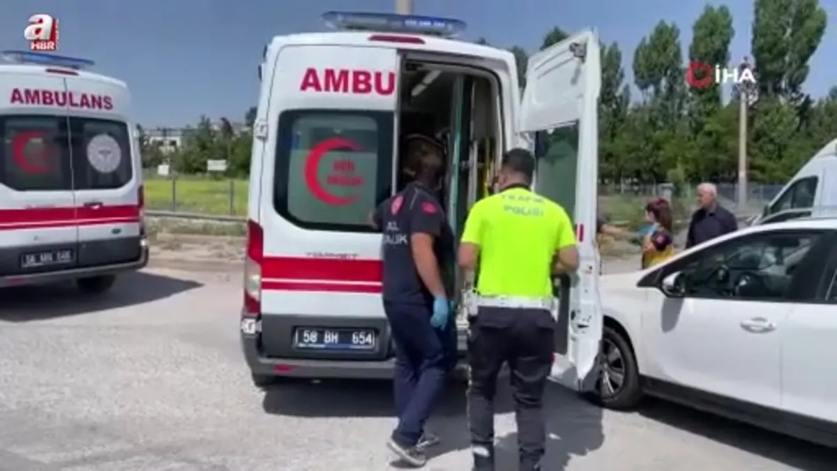 Ambulans ile otomobil kavşakta çarpıştı