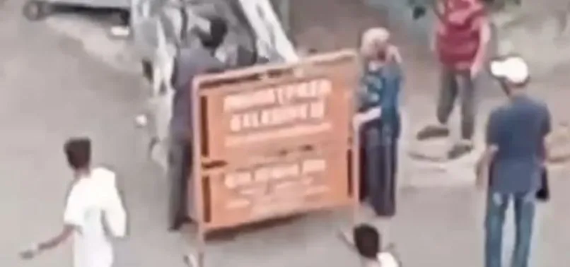 Antalya’da belediye tabelasını söken gence ‘teyze’ engeli