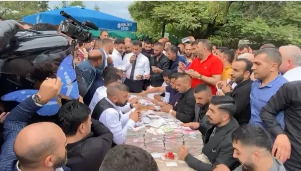 kocaelide-asiret-dugununde-11-milyon-500-bin-tl-takildi-masadaki-balyalar-soke-etti-1664781562515.jpg Kocaeli’de aşiret düğününde 11 milyon 500 bin TL takıldı! Masadaki balyalar şoke etti - 5