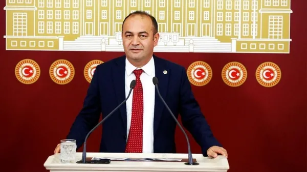 devlet-isleyisi-bilmeyen-chpli-ozgur-karabata-iletisim-baskanligindan-yanit-ibretlik-1668192790045.jpg Devlet işleyişi bilmeyen CHP'li Özgür Karabat'a İletişim Başkanlığından yanıt: İbretlik - 2