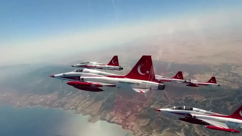 Türk Yıldızları’ndan KKTC’de gösteri uçuşu
