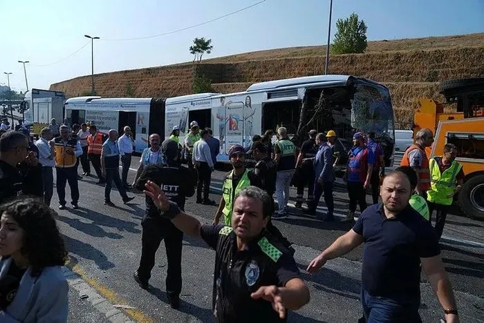İBB’den geç gelen önlem: Metrobüs yol ayrımına tabela konuldu
