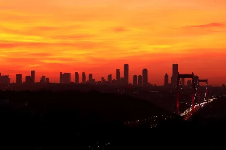 İstanbul’a bir de böyle bakın! Görenler hayran kaldı! Gökyüzü kızıla boyandı vatandaşlar telefona sarıldı