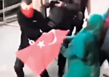 Cumhurbaşkanı Erdoğan İngiltere’de bayrağı vermeyen kadını aradı