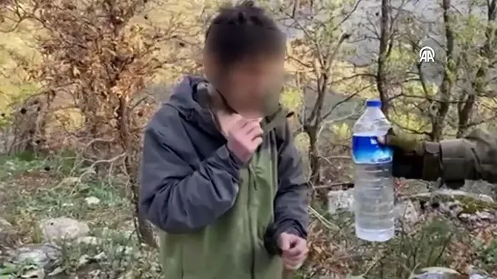 PKK’lı teröristin Mehmetçiğe teslim olma anları kamerada: Türk askeri aman diyene el kaldırmaz