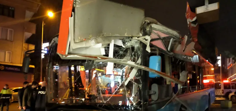 Eyüpsultan'da İETT otobüsü önce iş yerine sonra otomobile çarptı! Kaza anı kamerada