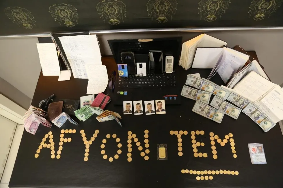 1785749997120.jpeg Operasyonda yaklaşık 6,5 milyon lira değerinde altın, döviz ve nakit ele geçirildi. (DHA)