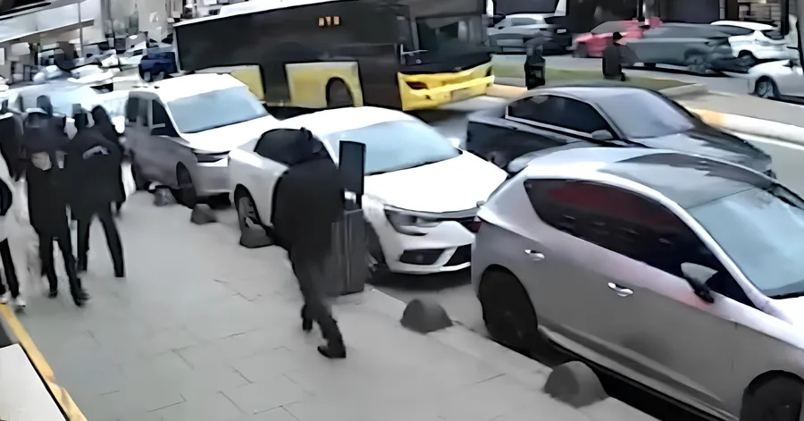 sultanbeylide-iett-faciasi-yolun-karsisina-gecen-kadina-otobus-carpti-1773343264572.jpg İETT otobüsünün çarptığı yaya hayatını kaybetti! Şoförün ifadesi ortaya çıktı - 1