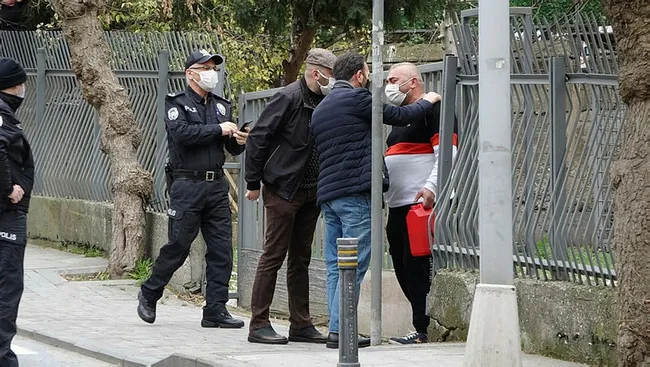 İstanbul’da korsan taksici ortalığı karıştırdı! Polis yolu kapatıp ikna etti - 3