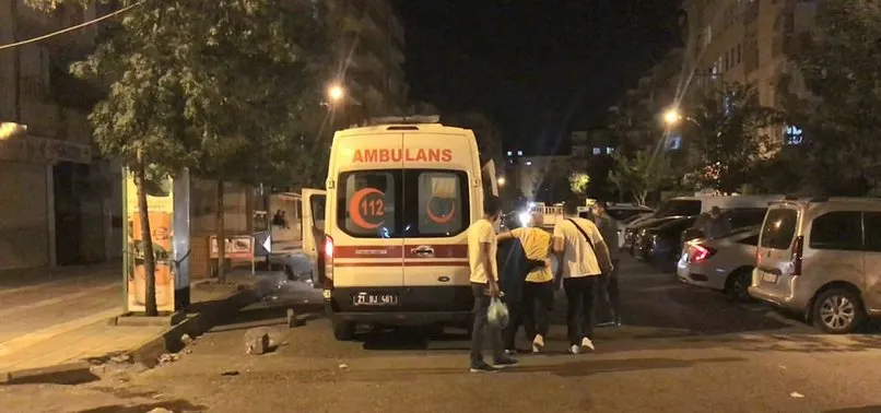 Diyarbakir Da Polisler Catismanin Ortasinda Kaldi